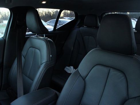 Used 2025 Volvo XC40 B5 Plus image 11