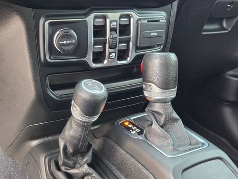 Used 2023 Jeep Gladiator Sport AWD/4WD image 32