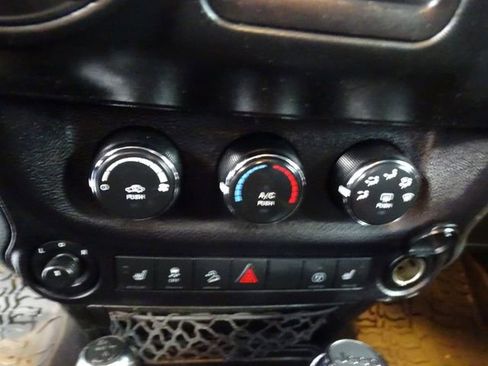 Used 2018 Jeep Wrangler Unlimited Sahara image 9