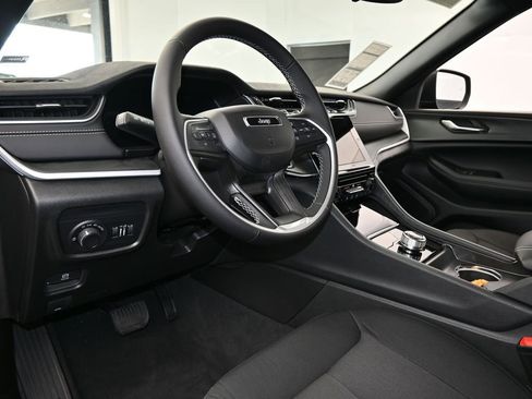 Used 2024 Jeep Grand Cherokee Laredo w/ Trailer Tow Package image 11