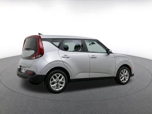 Used 2025 Kia Soul LX w/ LX Technology Package FWD image 9