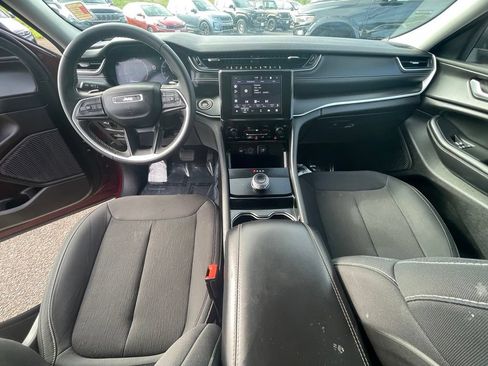 Used 2023 Jeep Grand Cherokee Laredo AWD/4WD image 3