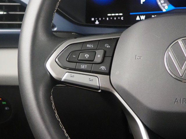 Used 2023 Volkswagen Taos SE w/ Sunroof Package w/ Panoramic Sunroof Package FWD image 19