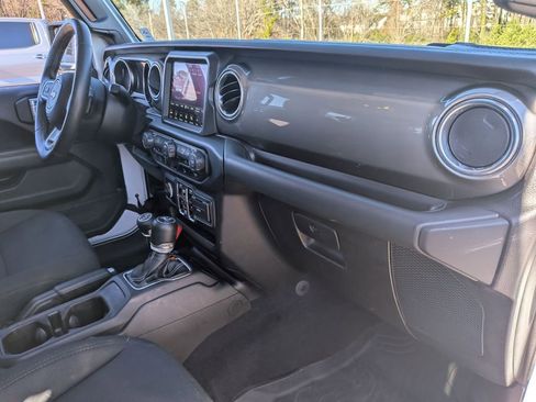 Used 2019 Jeep Wrangler Unlimited Sahara w/ Uconnect 4C Nav & Sound Group image 31