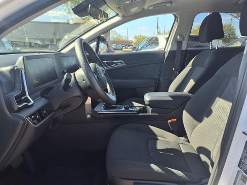 Used 2025 Kia Sportage LX image 17