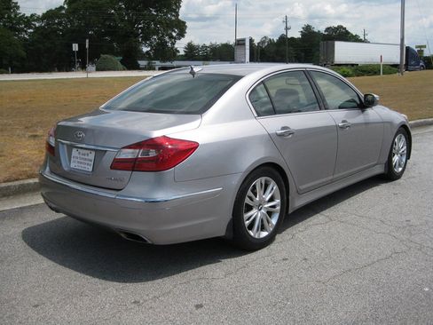 Used 2013 Hyundai Genesis 3.8 w/ Technology Pkg RWD image 4