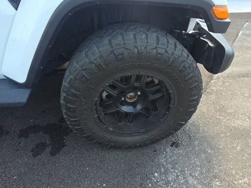 Used 2018 Jeep Wrangler Unlimited Sahara AWD/4WD image 12