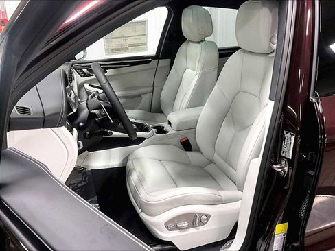 New 2026 Porsche Macan Turbo image 5