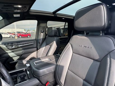 Used 2023 GMC Yukon Denali w/ Denali Reserve Package image 11