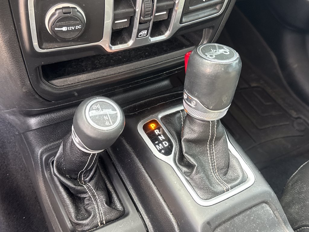 Used 2018 Jeep Wrangler Unlimited Sahara AWD/4WD image 15