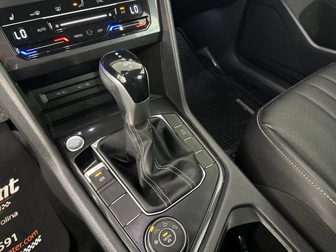 Used 2022 Volkswagen Tiguan SE w/ Panoramic Sunroof Package AWD/4WD image 19