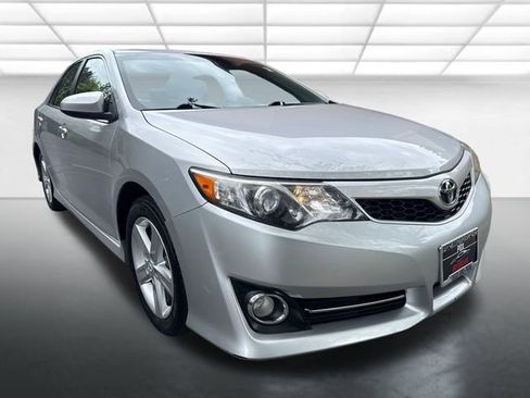 Used 2014 Toyota Camry SE FWD image 4