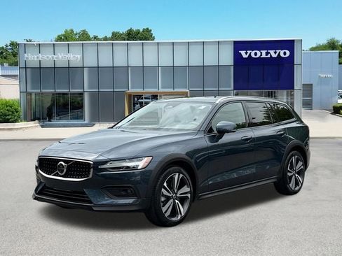 Certified 2025 Volvo V60 B5 Cross Country Plus AWD/4WD image 1