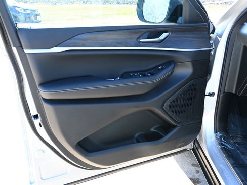 New 2026 Jeep Grand Cherokee Altitude image 9