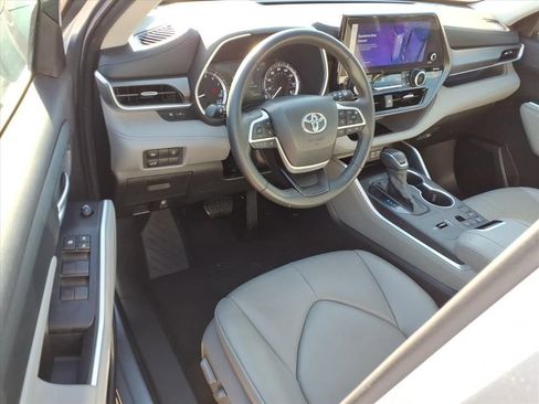 Used 2023 Toyota Highlander XLE FWD image 18