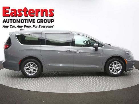 Used 2023 Chrysler Pacifica Touring-L FWD image 47