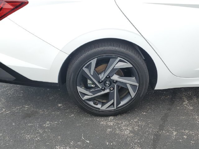 Certified 2025 Hyundai Elantra Limited FWD image 5