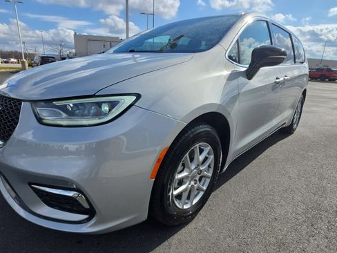 Used 2024 Chrysler Pacifica Touring-L image 4