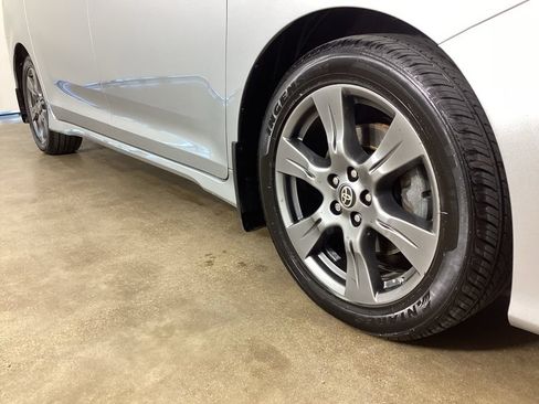 Used 2020 Toyota Sienna SE FWD image 6