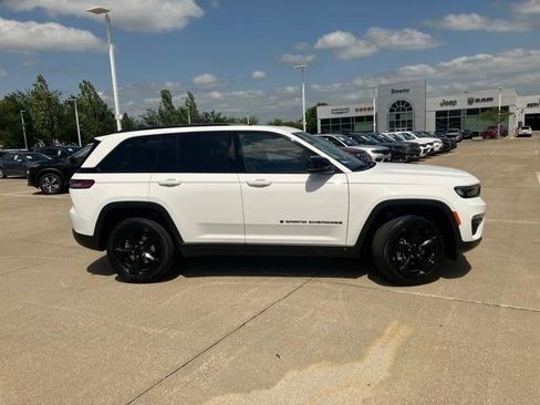 Used 2023 Jeep Grand Cherokee Limited w/ Black Appearance Package AWD/4WD image 5