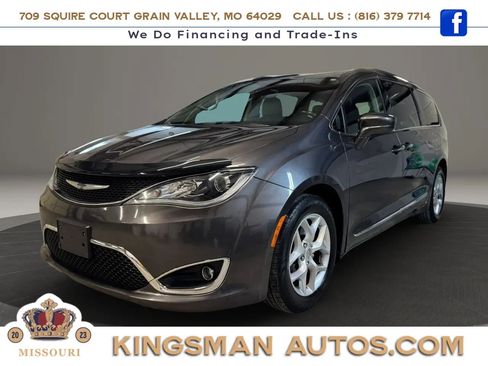 Used 2017 Chrysler Pacifica Touring-L w/ Tire & Wheel Group FWD image 8