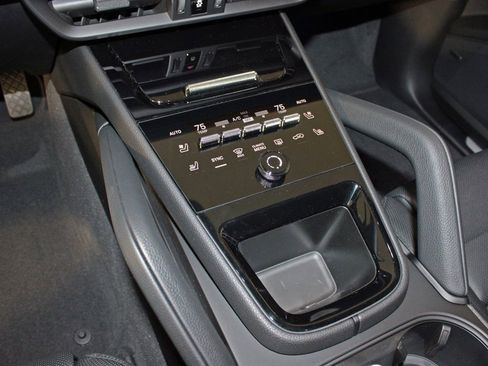 Used 2025 Porsche Cayenne image 28