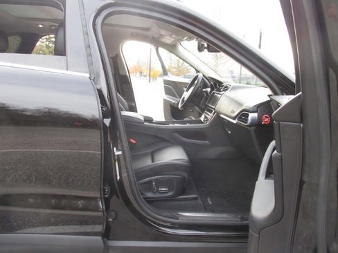 Used 2019 Jaguar F-PACE Premium image 39