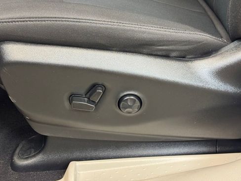 Used 2023 Chrysler Voyager LX FWD image 10