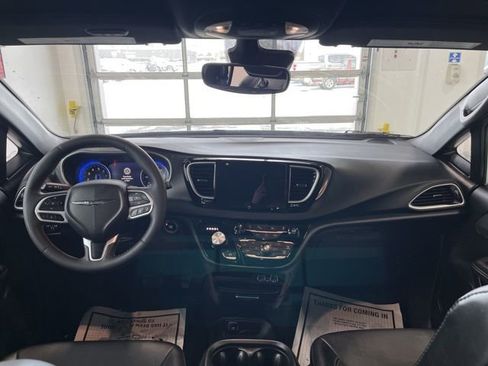 Certified 2025 Chrysler Pacifica Select image 11