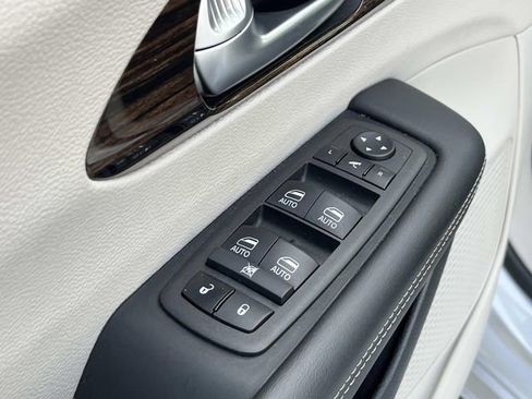 Used 2024 Chrysler Pacifica Limited image 27