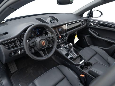 Certified 2025 Porsche Macan AWD/4WD image 4