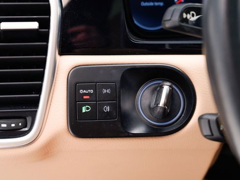 Used 2023 Porsche Cayenne Platinum Edition image 31