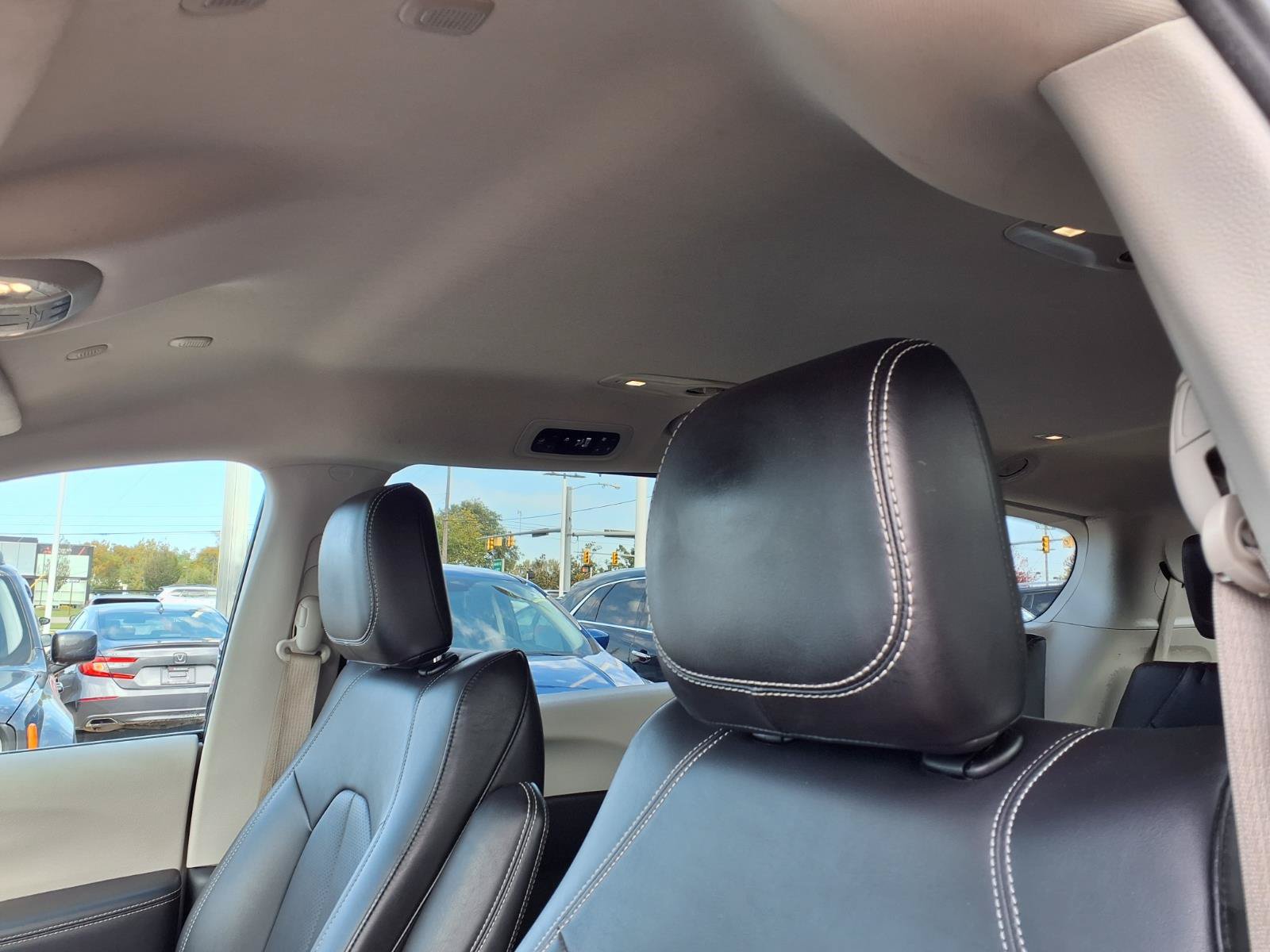 Used 2024 Chrysler Pacifica Limited FWD image 17