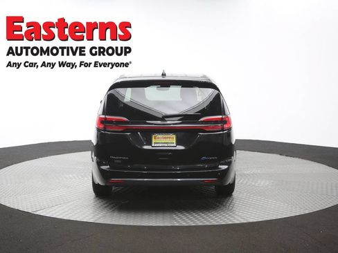 Used 2023 Chrysler Pacifica Touring-L FWD image 39