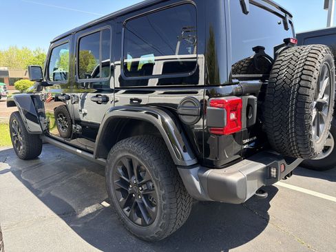 Certified 2025 Jeep Wrangler Unlimited Sahara AWD/4WD image 5