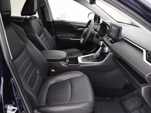 Used 2022 Toyota RAV4 XLE Premium image 16