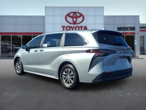Used 2025 Toyota Sienna XLE FWD image 3