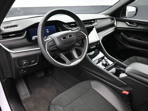 Used 2025 Jeep Grand Cherokee Altitude image 12