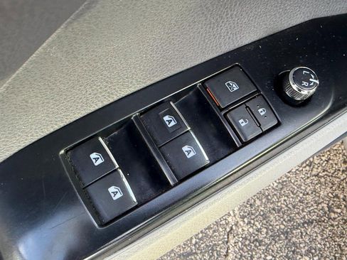 Used 2019 Toyota Camry XLE image 15