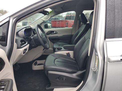 Used 2024 Chrysler Pacifica Touring-L image 19