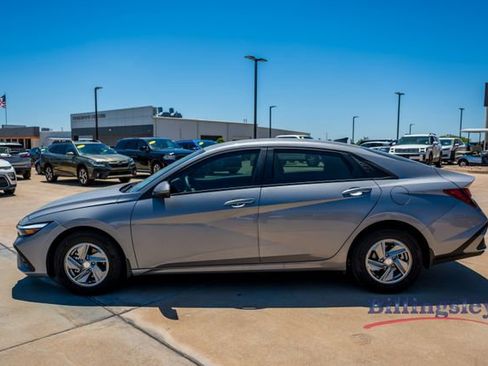 Used 2026 Hyundai Elantra SE FWD image 2
