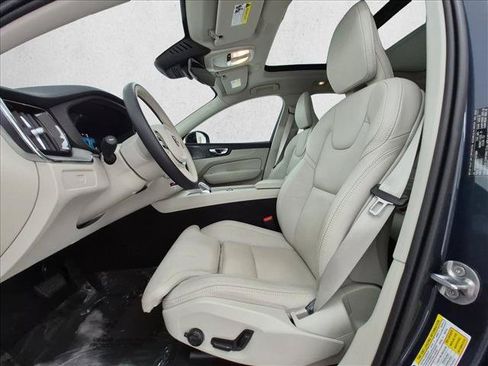 Used 2025 Volvo XC60 B5 Ultra AWD/4WD image 17