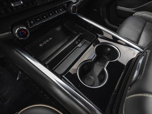 Used 2025 Chevrolet Suburban Premier image 18