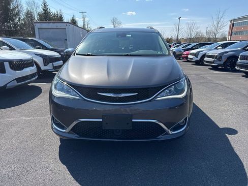 Used 2018 Chrysler Pacifica Limited w/ Tire & Wheel Group FWD image 2