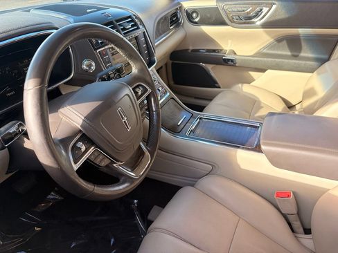 Used 2017 Lincoln Continental Select FWD image 19