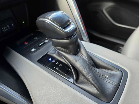 Used 2021 Toyota Venza LE w/ Carpet Mat Package (TMS) image 38