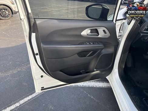 Used 2025 Chrysler Pacifica Limited FWD image 26