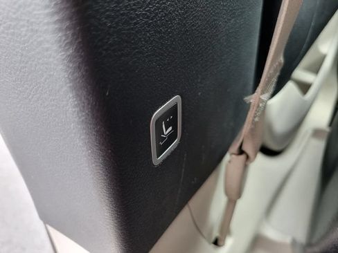 Used 2020 Chrysler Pacifica Touring-L FWD image 36