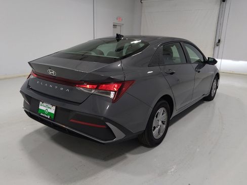 Used 2025 Hyundai Elantra SE FWD image 9