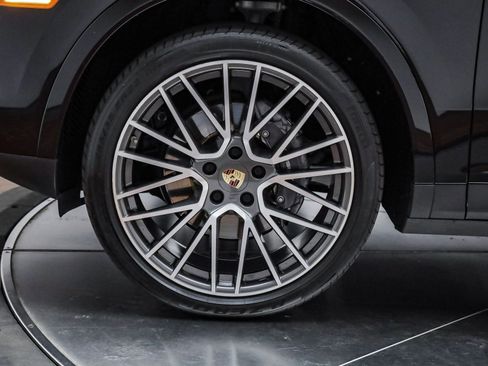 Used 2023 Porsche Cayenne Platinum Edition image 10